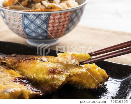 埼京醃製的野狗烤魚 79816395