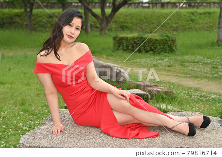 坐在石頭上的女人 坐在石頭上的女人 79816714