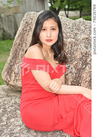 坐在石頭上的女人 79816769