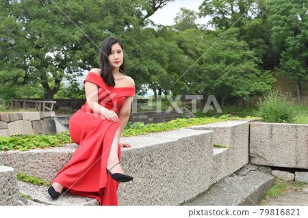 坐在石牆上的女人 坐在石牆上的女人 79816821