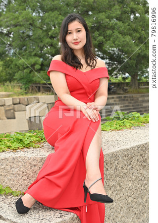 坐在石牆上的女人 坐在石牆上的女人 79816996