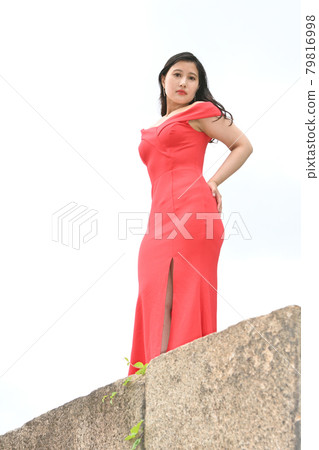 站在石牆上的女人 站在石牆上的女人 79816998