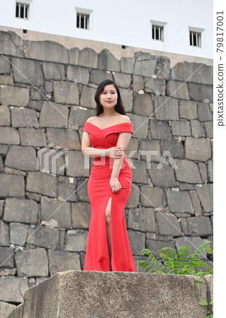 Woman standing on the stone wall 79817001