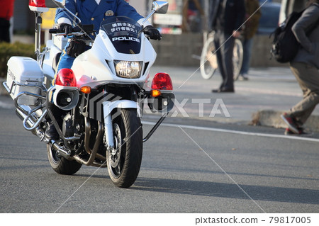 A police officer A police officer 79817005