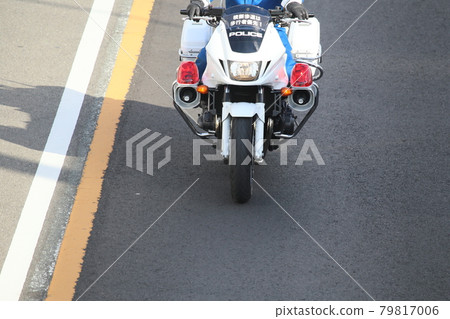 A police officer 79817006