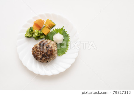 手工製作的日式漢堡牛排 手工製作的日式漢堡牛排 79817313