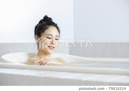 女性洗澡時間 79818324