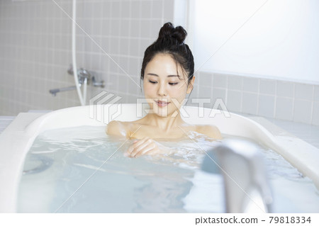 女性洗澡時間 79818334