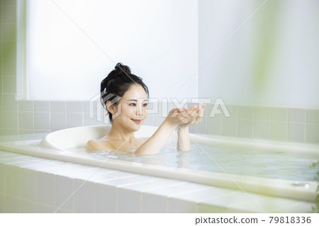 女性洗澡時間 79818336