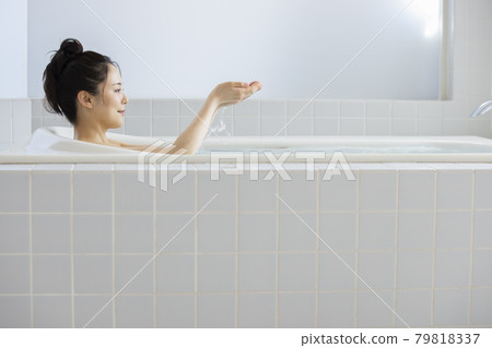 Female bath time 79818337