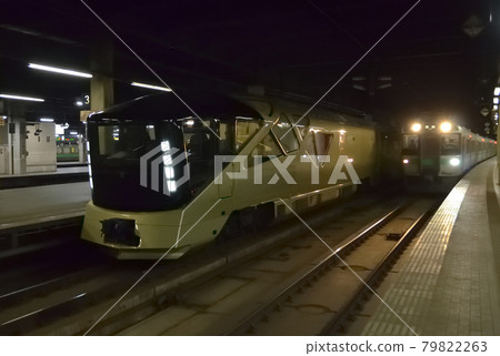 夜間在札幌站與普通列車並列的遊輪“TRAIN SUITE Shikishima”(死角列車) 夜間在札幌站與普通列車並列的遊輪“TRAIN SUITE Shikishima”(死角列車) 79822263