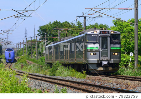 735 series ordinary train that passed the limited express "Hokuto" 79822759