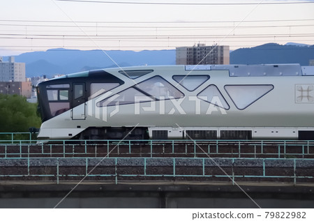 以札幌市為背景穿過豐平川大橋的“TRAIN SUITE Shikishima”(無軌電車的終點) 以札幌市為背景穿過豐平川大橋的“TRAIN SUITE Shikishima”(無軌電車的終點) 79822982