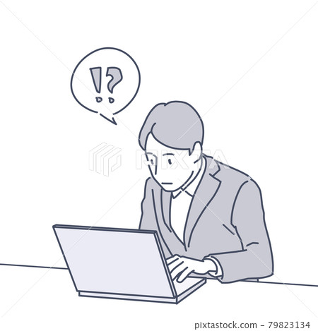 一個穿著西裝、臉上驚訝的男人看著電腦屏幕/單色 一個穿著西裝、臉上驚訝的男人看著電腦屏幕/單色 79823134