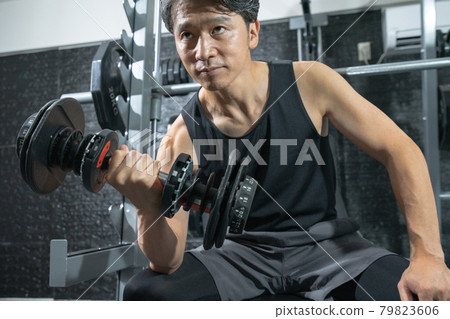 中年男子在健身房用啞鈴訓練 79823606