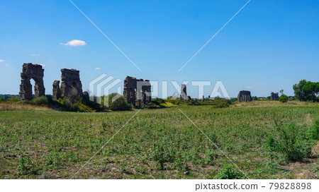 Roman Aqueduct Park with a blue sky (Ancient Roman Aqueduct Ruins in Aqueduct Park) 79828898