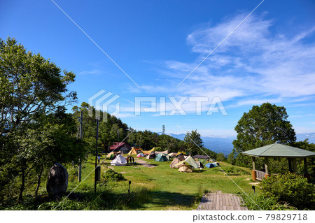 7月中旬（夏季）·早上在長野縣上伊那區中川村人形田山露營地搭帳篷 79829718