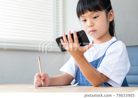 在智能手機上學習的女孩 79833985