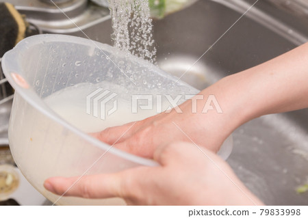 一個女人洗米的手 一個女人洗米的手 79833998