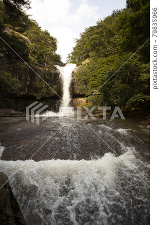 Suok瀑布，白水傾瀉而下 79835966