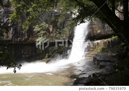 Suok瀑布，白水傾瀉而下 79835970