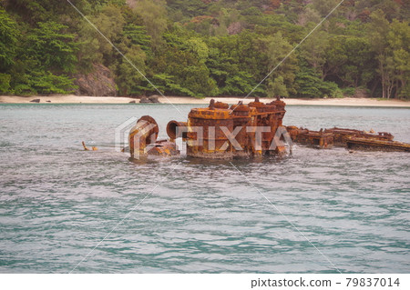 留在小笠原諸島的戰場：在父島堺浦海岸沉沒的貨船濱前丸 79837014