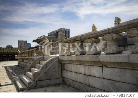 Stone steps of Geunjeongjeon Hall in Gyeongbokgung Palace Stone steps of Geunjeongjeon Hall in Gyeongbokgung Palace 79837107