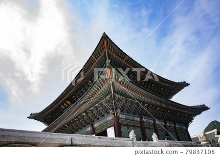 Eaves and Dancheong of Geunjeongjeon Hall in Gyeongbokgung Palace Eaves and Dancheong of Geunjeongjeon Hall in Gyeongbokgung Palace 79837108