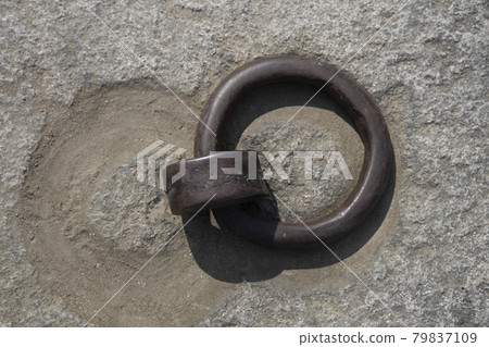 景福宮勤政殿石碑上嵌著的鐵環。 景福宮勤政殿石碑上嵌著的鐵環。 79837109