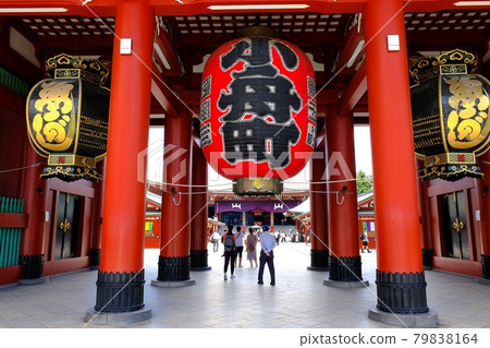 淺草寺:穿過寶藏門到正殿 淺草寺:穿過寶藏門到正殿 79838164
