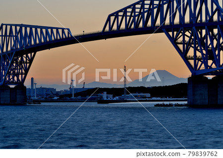 富士山和東京門大橋的夜景 79839762