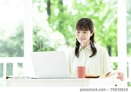 婦女遠程辦公在線會議 79839819