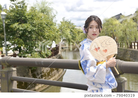 小江戶佐原的街道和穿著漂亮浴衣的年輕女子 79840319