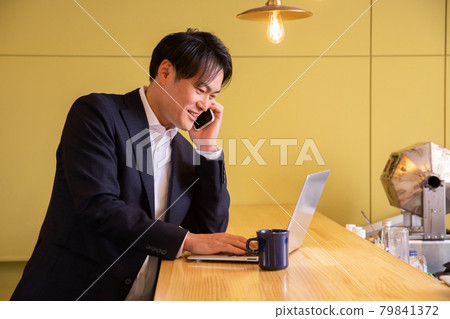 A businessman working in a cafe (smile) 79841372