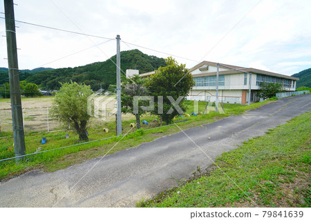 [Closed] Former Wake Town Hikasa Elementary School grounds, gymnasium and school building Wake Town, Wake District, Okayama Prefecture 79841639