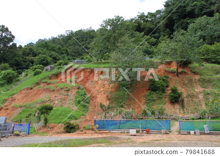Land (graveyard) that collapsed due to the heavy rain of the rainy season 79841688
