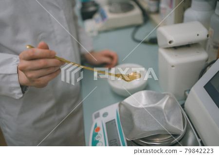 Dispensing pharmacy pharmacist with spatula Dispensing pharmacy pharmacist with spatula 79842223