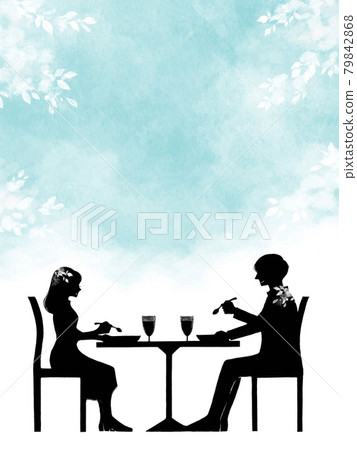 男人和女人吃飯 / 陽光透過樹木的背景，黑色 Ver. 79842868