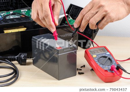 testing the battery with multimeter 79843437