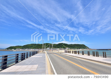 從福岡市東區鹿島大橋附近玄界海博多灣海中道海岸看鹿島 從福岡市東區鹿島大橋附近玄界海博多灣海中道海岸看鹿島 79843490