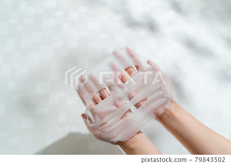 Skin care with a sheet mask 79843502