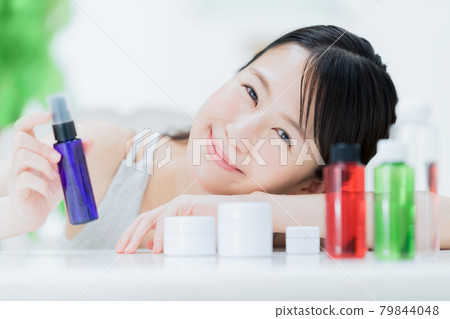 一位穿著家居服的年輕女子在房間裡在家做護膚 一位穿著家居服的年輕女子在房間裡在家做護膚 79844048