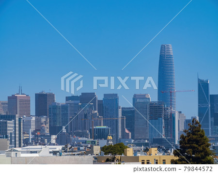 Sunny view of the beautiful skyline from the Mission Dolores Park 79844572