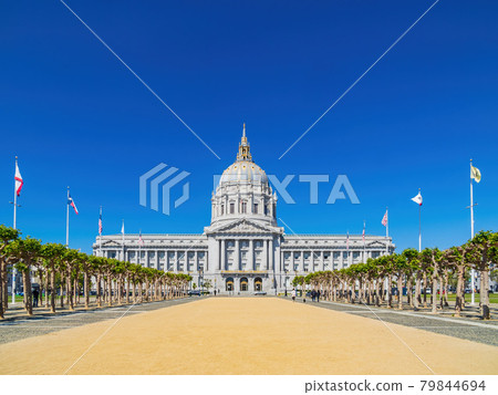 Sunny view of the San Francisco City Hall 79844694