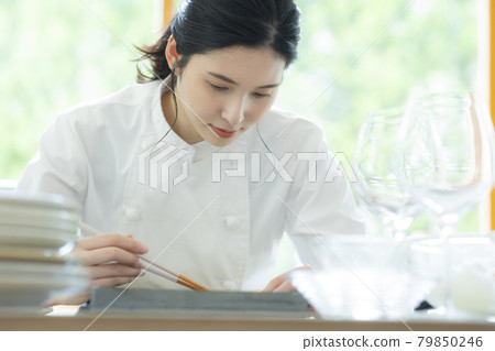 Female chef pastry chef Female chef pastry chef 79850246