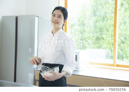 Female chef pastry chef 79850256