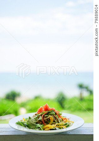 以沖繩海為背景的炸玉米餅飯 以沖繩海為背景的炸玉米餅飯 79889014