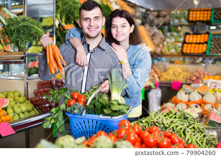 couple choosing vegetables in grocery shop 79904260