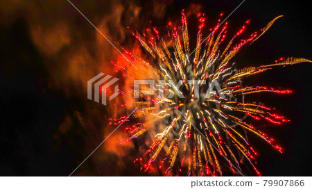 漂浮在夜空中的大紅色煙花 漂浮在夜空中的大紅色煙花 79907866