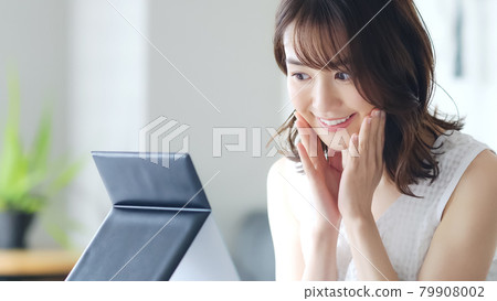 Women who check your skin Women who check your skin 79908002